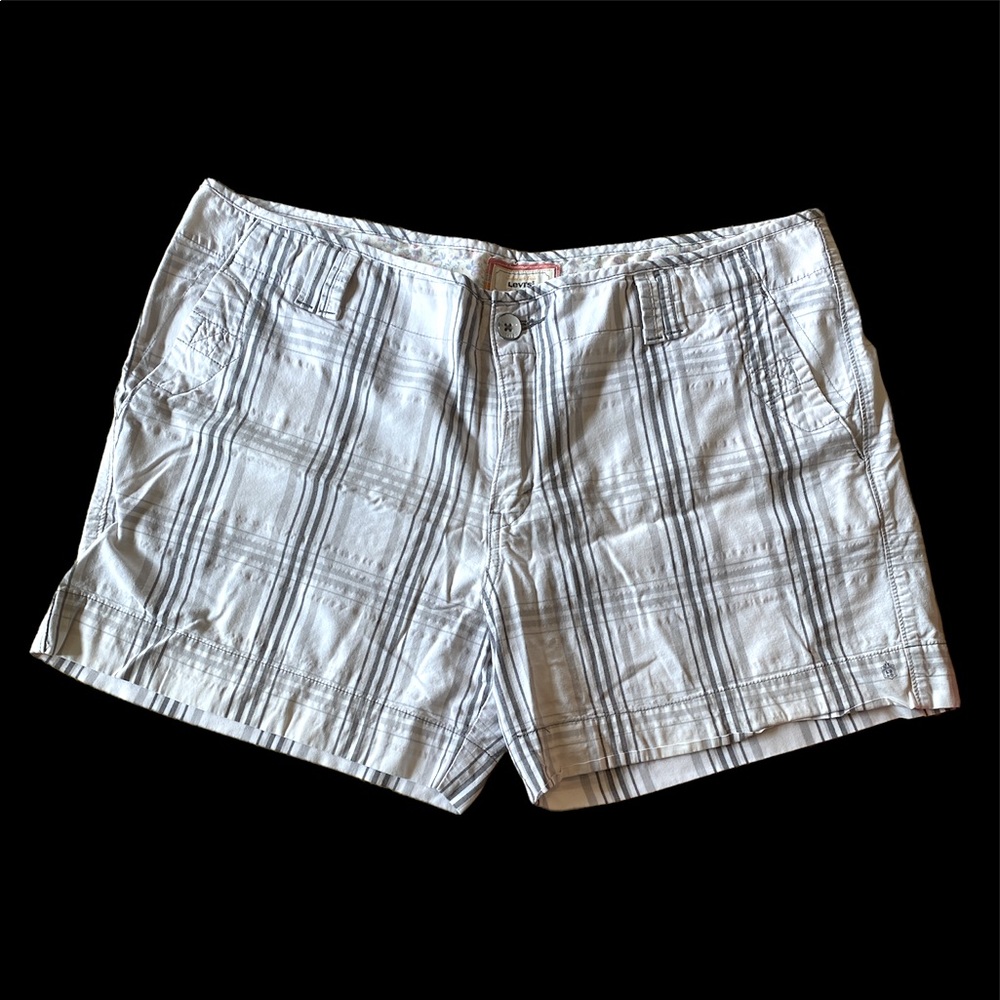 Plaid Levi’s shorts
